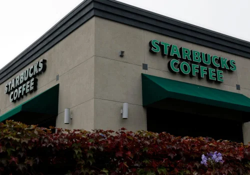 Starbucks cierra 250 locales y ofrecerá traslados o indemnizaciones a los empleados afectados