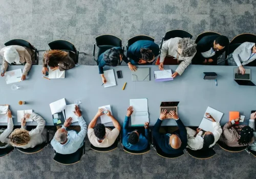Cómo organizar reuniones que no hagan perder el tiempo y terminen con decisiones concretas