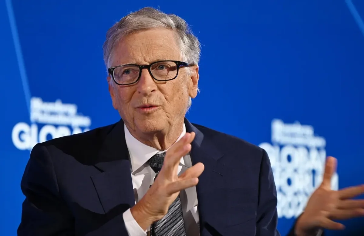 Bill Gates advierte que la IA es lo suficientemente "poderosa" como para "causar mil millones de muertes".
