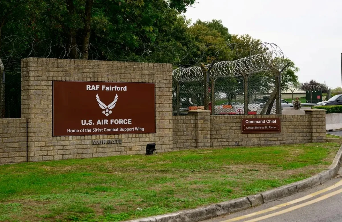 Fueron detenidos cinco sospechosos de infringir la Ley de Explosivos cerca de una base aérea británica que utiliza EE.UU.