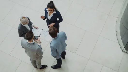 Grupo de profesionales de negocios colaborando en un entorno de oficina.