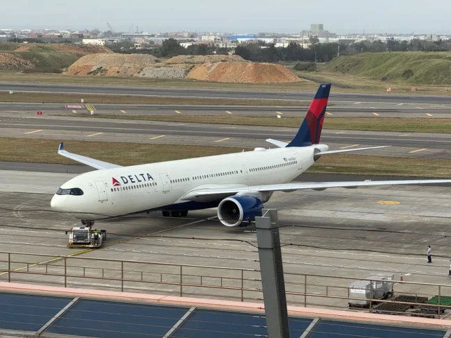 El Airbus A350 de Delta Air Lines se prepara para el despegue en el Aeropuerto Internacional Taoyuan de Taiwán.
