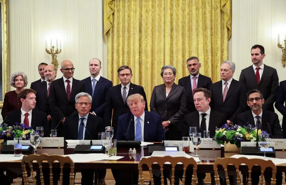Trump dijo que los líderes de la IA respaldan una fuerte autorregulación tras reunirse en la Casa Blanca