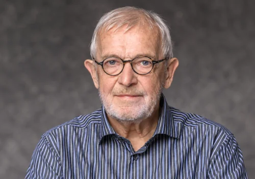 Usó el hielo del Polo Sur para estudiar el universo y ganó el Premio Nobel de Física 2026