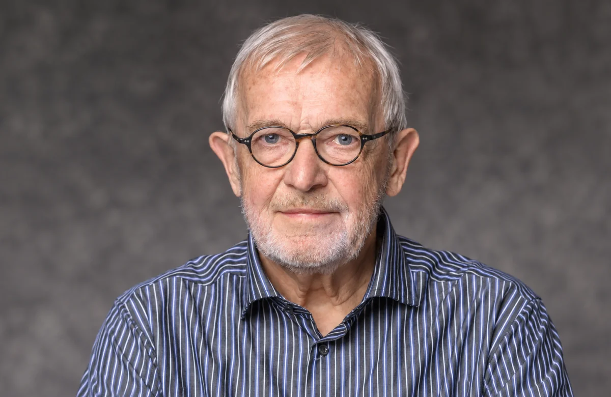 Usó el hielo del Polo Sur para estudiar el universo y ganó el Premio Nobel de Física 2026
