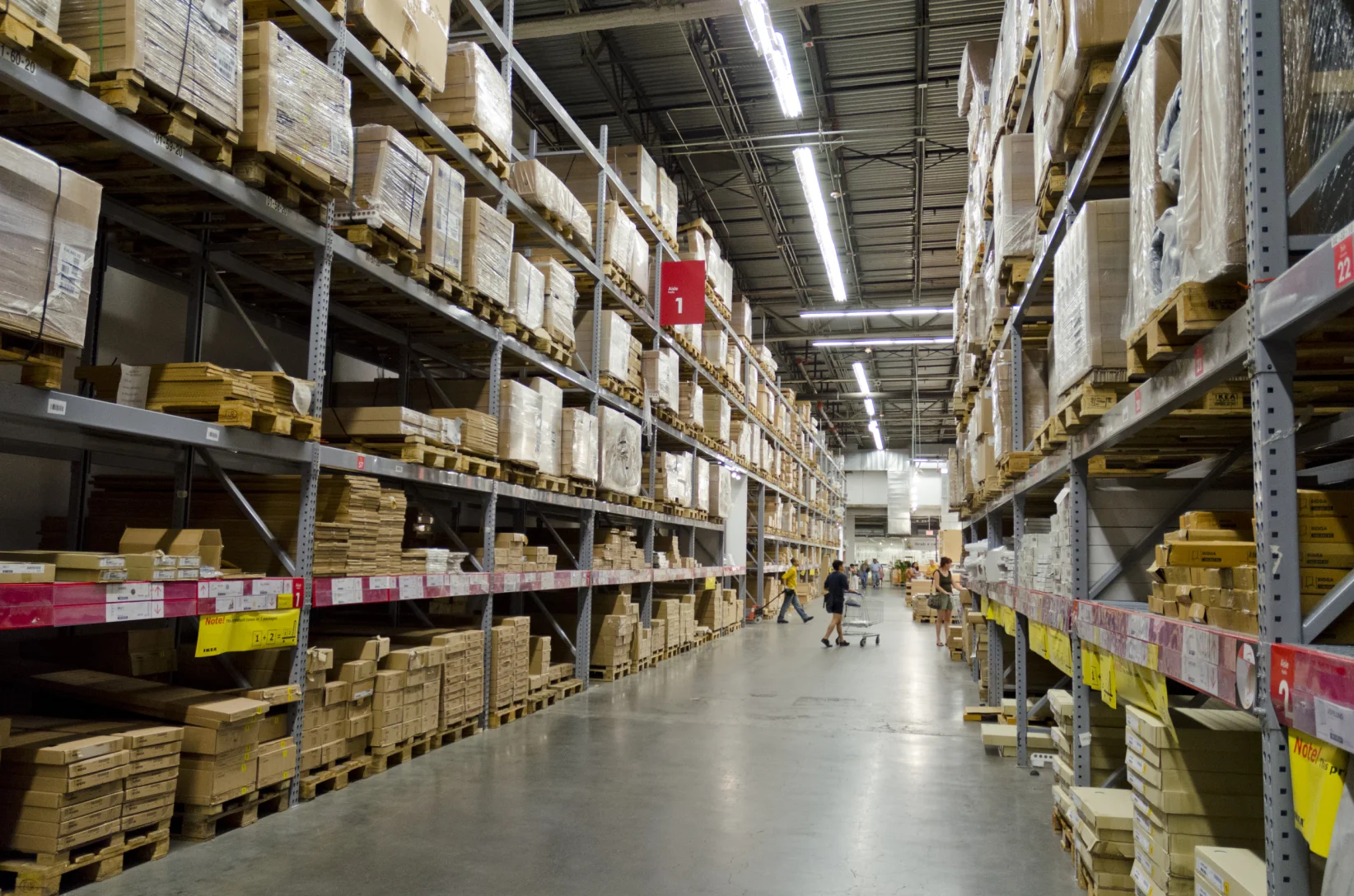 SE PUEDE USAR/ Ikea-Brooklyn-Warehouse-Aisles - Foto: Evan-Amos, Public domain, via Wikimedia Commons.