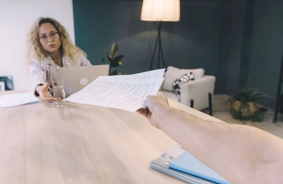 Tres gigantes revelan qué buscan a la hora de contratar jóvenes profesionales: por qué un buen currículum ya no alcanza