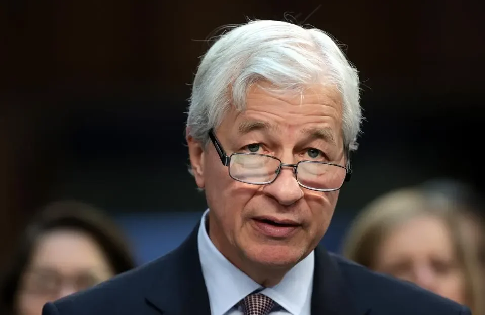 Jamie Dimon alertó sobre los peligros de la IA y tomó una drástica decisión en JPMorgan para proteger a sus clientes