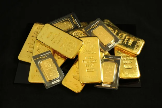 Una colección de lingotes de oro preciosos apilados elegantemente, simbolizando riqueza y prosperidad.