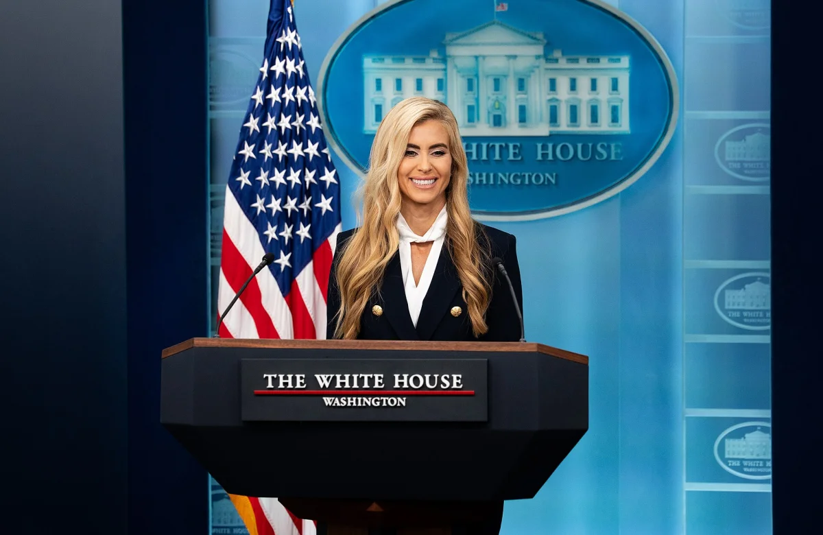 La nueva vocera de Trump decía ser abogada, pero ahora reconoció que no aprobó el examen para ejercer