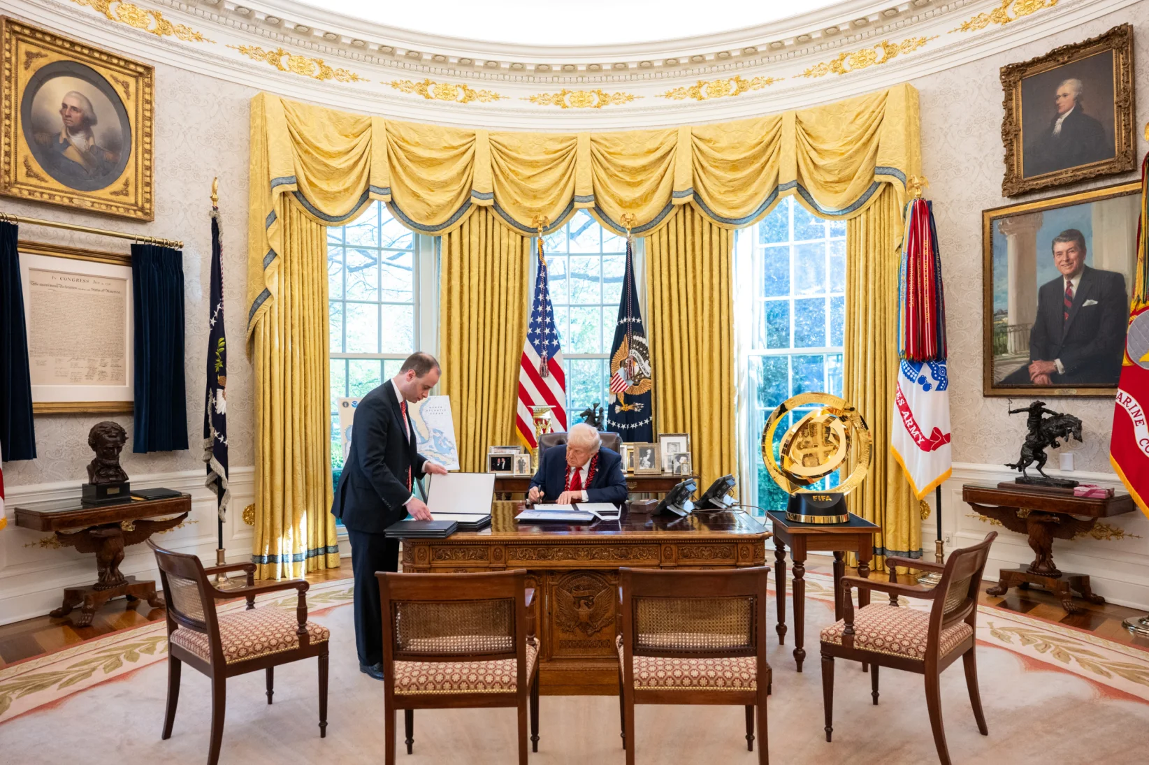 Donald Trump enfrenta cuestionamientos por las deducciones fiscales vinculadas a sus campos de golf (The White House).