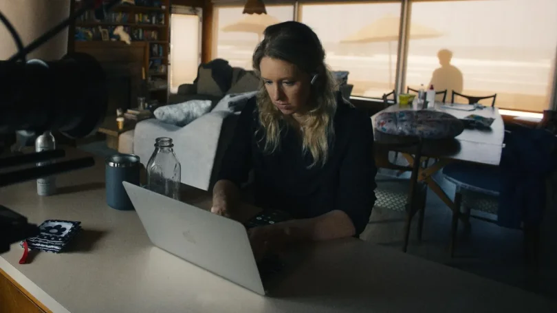 Elizabeth Holmes en "You Can See Everything". - Foto: A24.