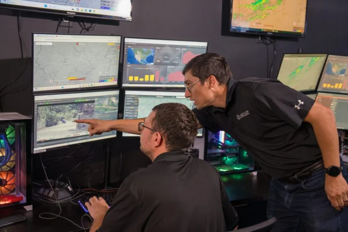 Personal de Asylon monitorea en tiempo real las operaciones de seguridad robótica y supervisa posibles incidentes desde el RSOC - Foto: página oficial del RSOC de Asylon.