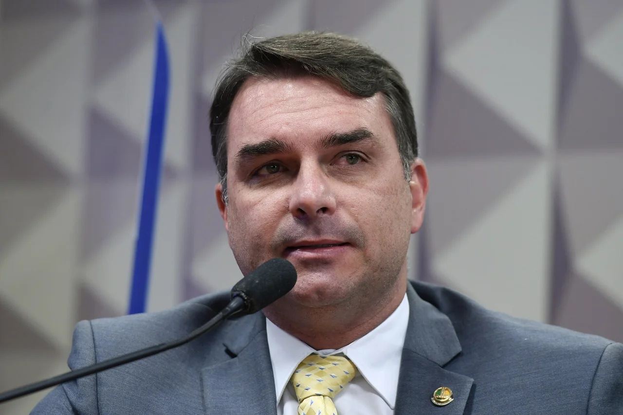 Flávio Bolsonaro. - Foto: Agência Senado de Brasilia vía Wikimedia Commons.