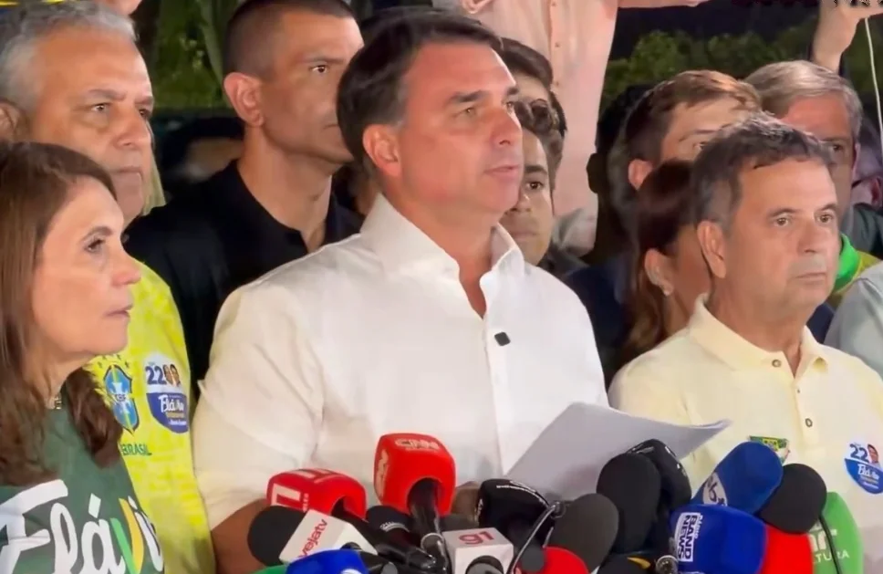 Flávio Bolsonaro no reconoce la derrota y anuncia que pedirá la anulación de las elecciones en Brasil